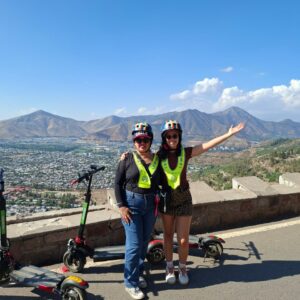 "Aventura al atardecer en Santiago en scooter eléctrico"